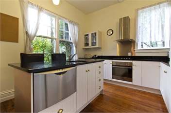 Brockworth Cottage - (Christchurch City and Country Cottages) - 