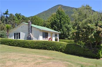 Howickcroft:  A Heritage Family Bach (Cottage)  - Nelson