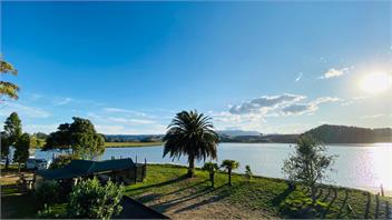 Pahoia Beachfront cabins. Absolute beachfront - Tauranga