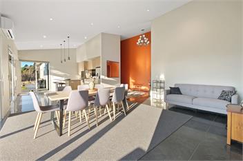 Spacious new holiday home, warm with lovely views - Wanaka