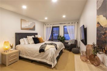 Livin' on Lake Time | Waterfront Accommodation - Queenstown