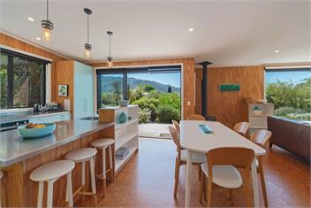 Bach 7 by the Sea - Marahau Holiday Home - Tasman