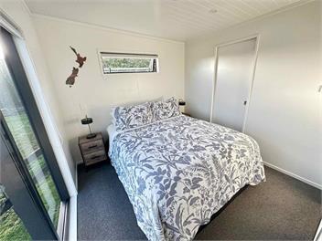 Spacious 2 Bedroom Tiny Home with Farm Views - Auckland