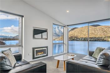 Luxurious Lakefront House with Panoramic Mountain Views - Queenstown