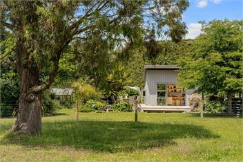 The Grass is Greener Getaway - Private Hot Tub - Whangamata