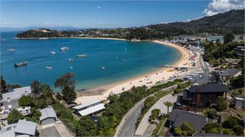Kaiteriteri Beach House - Renovated & Steps from the Beach - Tasman