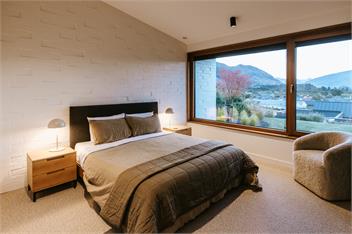 The Brick House | Lake Views | Sleeps 10 - Wanaka