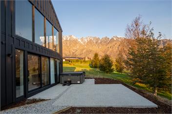 Beautiful 3 bedroom home | Hot Tub | Stunning View - Queenstown