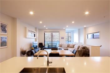 Stylish 2-BR Home, Scenic Balcony, Key Amenities - Queenstown