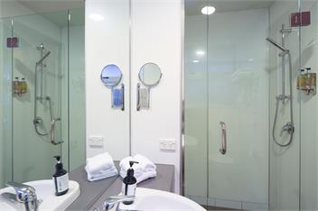 Queenstown Lakefront – 3BR Apt, Balcony & Parking - Queenstown