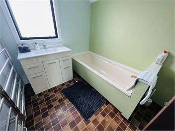 Spacious Sunny Ennel St House -