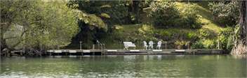 Couples Getaway-Lake Edge with private jetty- Okere Falls -