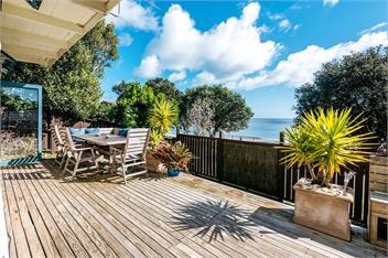 ONETANGI WATERFRONT BACH - Waiheke Island