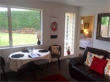 Swallow Gardens Retreat - 'Swallow's Wing' Apartment - Rangiora