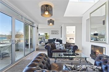 Ultimate Lakefront Location with Hot Tub - Taupo