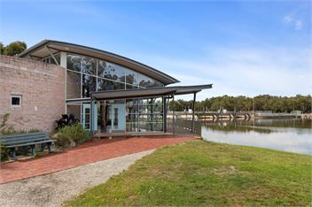 20++ Guests !! Rent Entire Pub for the Night - Echuca