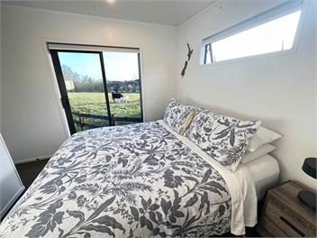 Spacious 2 Bedroom Tiny Home with Farm Views - Auckland
