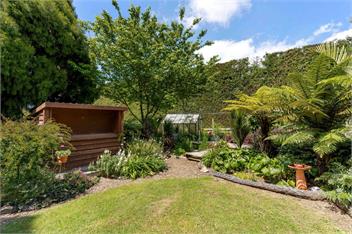The Grass is Greener Getaway - Private Hot Tub - Whangamata