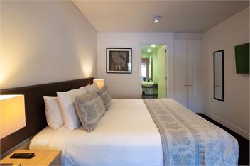 Queenstown Lakefront – 3BR Apt, Balcony & Parking - Queenstown