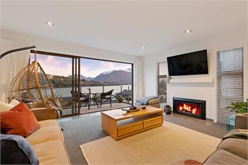 Lake Views on De La Mare Place, 3 BDR, Free Wi-Fi - Queenstown