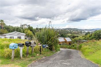Comfy Raglan Base — Walk to Beach & Village - Roberts St - Family home (Upstairs) - Raglan