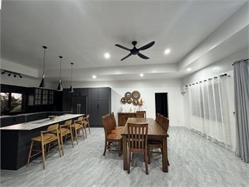 Runway Retreat by the Mountains - Nikao