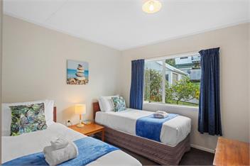 Windsor Bach - Kayaks, Boogie-boards, Near Estuary and Town - 