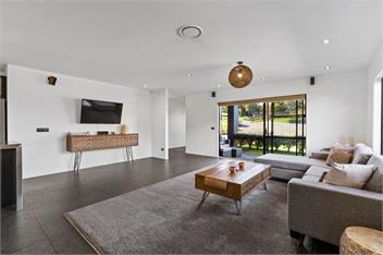 Riverside Retreat - spa pool, table tennis, riverside! - 