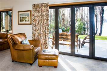 Wanaka Tree & Lake House - BEST Lake Front Location - Wanaka