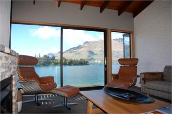 The Bay House - waterfront accommodation with hot tub - Queenstown