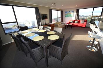 Stunning Ocean Horizon Views with Conservatory & Spa - Dunedin