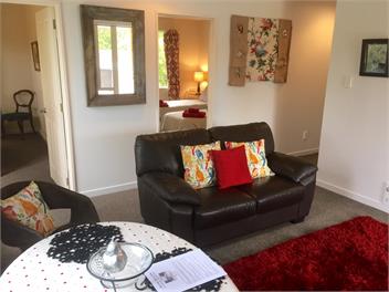 Swallow Gardens Retreat - 'Swallow's Wing' Apartment - Rangiora