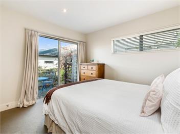 Lake Views on Yewlett (Bachcare) - Queenstown