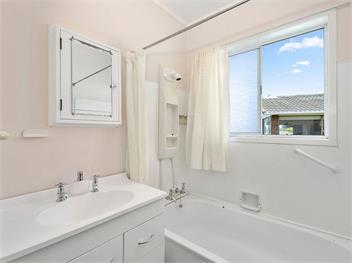 Central Riverside Retreat (Bachcare) - Taupo Central