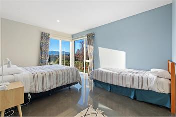 Spacious new holiday home, warm with lovely views - Wanaka