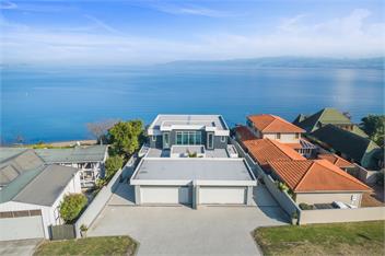 Linger Lakeside - Luxury Home above the Lake - Taupo