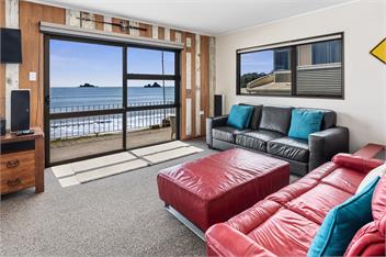 High Water Beach House, Absolute Beachfront - Whangarei