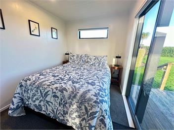 Spacious 2 Bedroom Tiny Home with Farm Views - Auckland