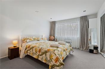 Lake and Mountain Views (Bachcare) - Queenstown