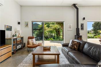 The Grass is Greener Getaway - Private Hot Tub - Whangamata