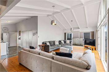 Sunny Coastal Retreat in the Heart of Whangamatā - Whangamata