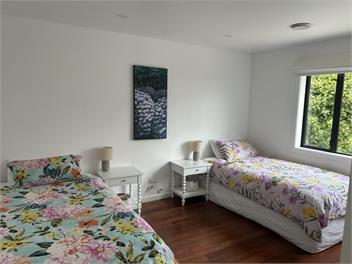 Large Family Home with pool and next to park - Wanaka