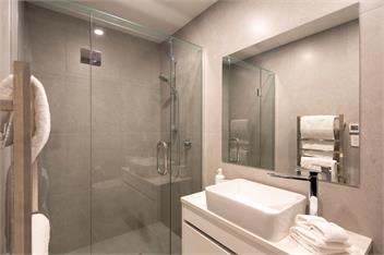 Stylish 2-BR Home, Scenic Balcony, Key Amenities - Queenstown
