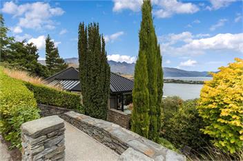 QT Paradise: Panoramic Views & Elegant Comfort - Queenstown