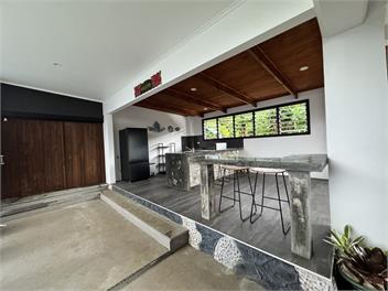 Runway Retreat by the Mountains - Nikao