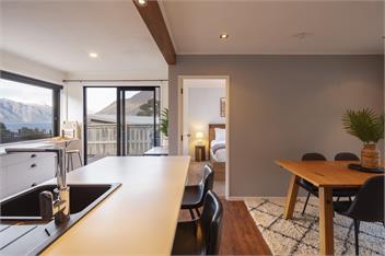 Sunshine Bay Stay | Lake Views & Cosy Fireplace - 