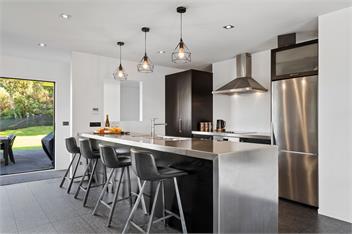 Riverside Retreat - spa pool, table tennis, riverside! - 
