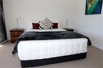 Waterfront Luxury Three Bedroom Quay Apartment - Picton