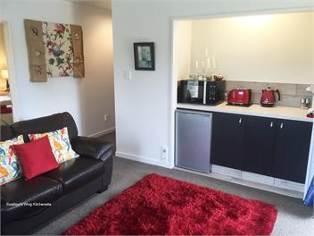 Swallow Gardens Retreat - 'Swallow's Wing' Apartment - Rangiora