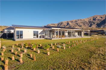Spacious new holiday home, warm with lovely views - Wanaka